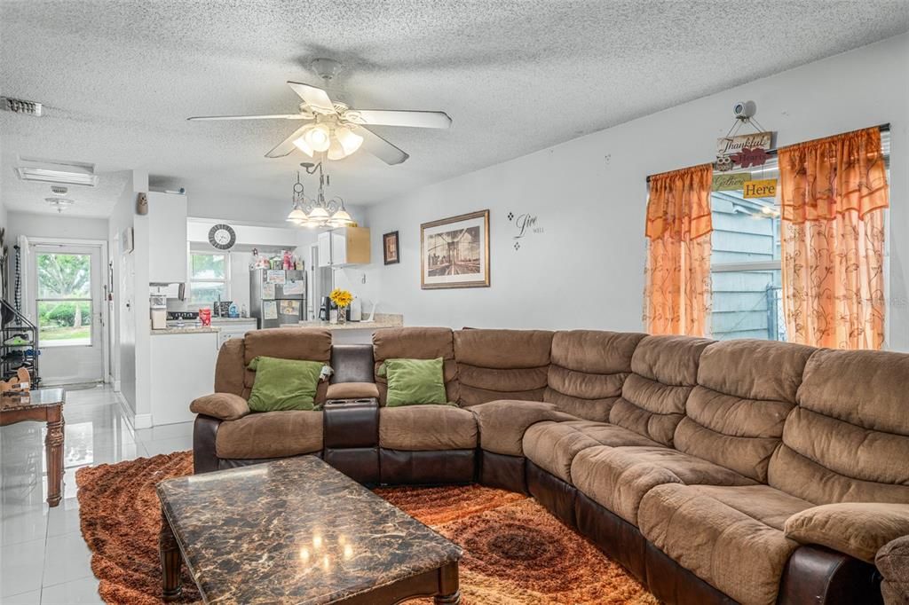 For Sale: $200,000 (2 beds, 2 baths, 988 Square Feet)