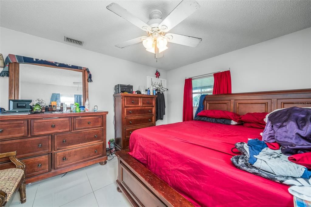 For Sale: $200,000 (2 beds, 2 baths, 988 Square Feet)