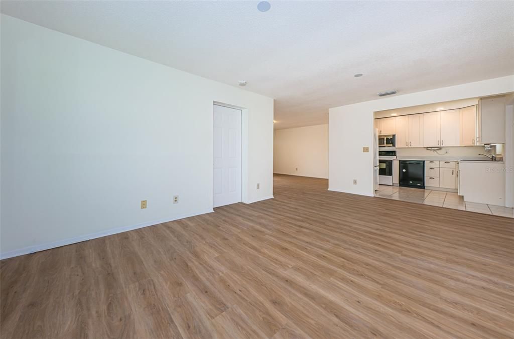 Active With Contract: $245,000 (2 beds, 1 baths, 1065 Square Feet)