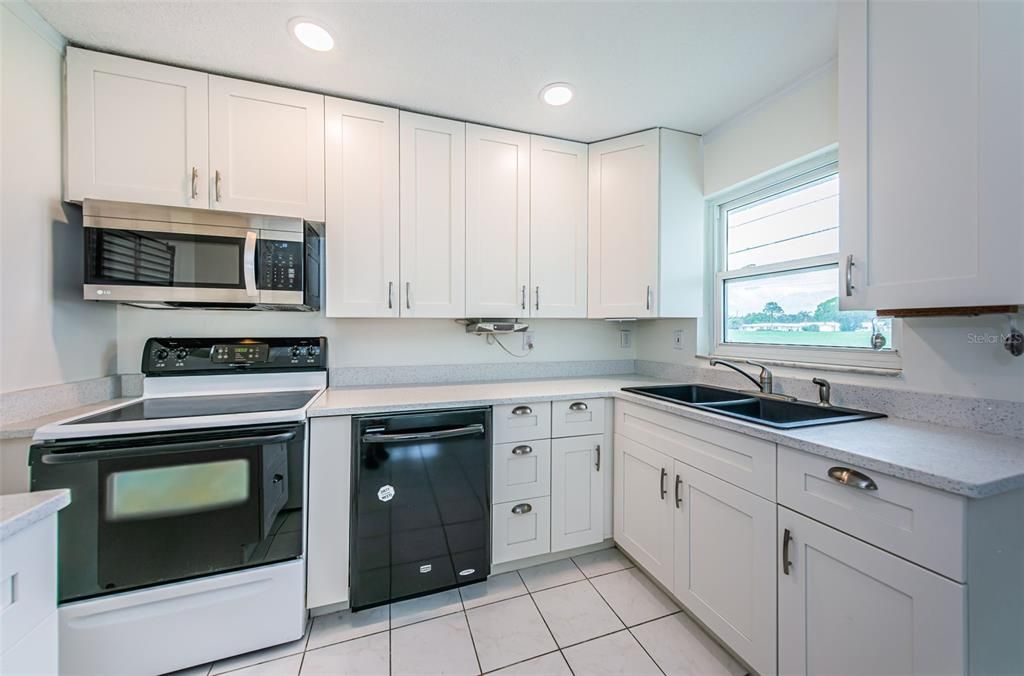 Active With Contract: $245,000 (2 beds, 1 baths, 1065 Square Feet)