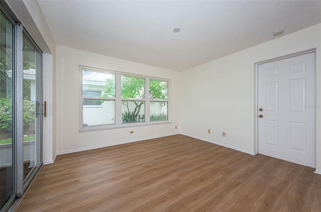 Active With Contract: $245,000 (2 beds, 1 baths, 1065 Square Feet)