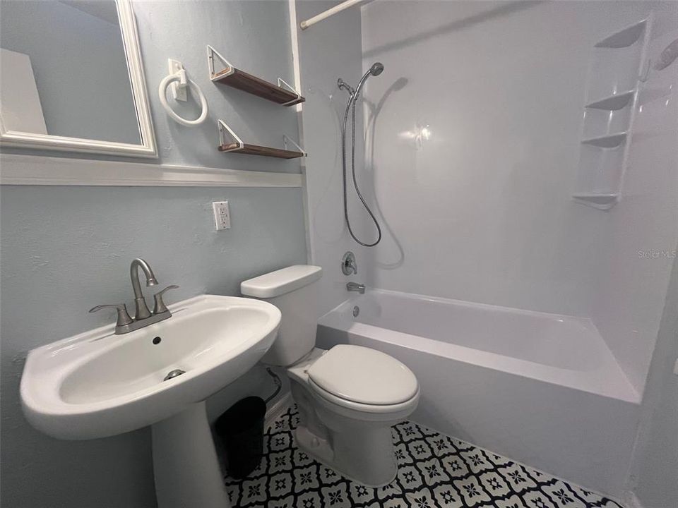 For Rent: $2,550 (4 beds, 2 baths, 1241 Square Feet)