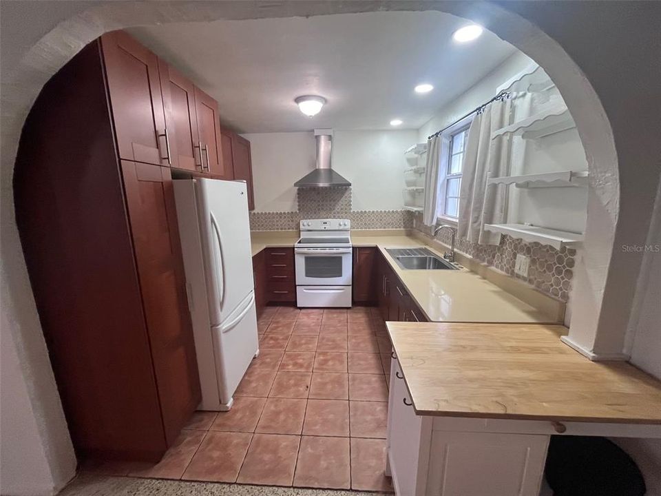 For Rent: $2,550 (4 beds, 2 baths, 1241 Square Feet)