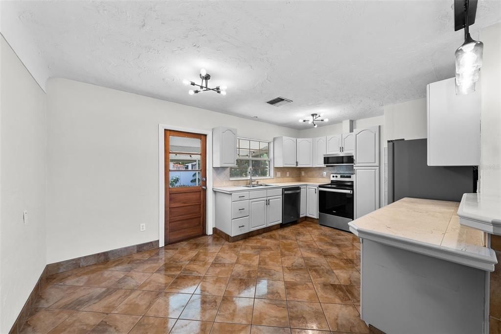 For Sale: $385,000 (2 beds, 1 baths, 1116 Square Feet)