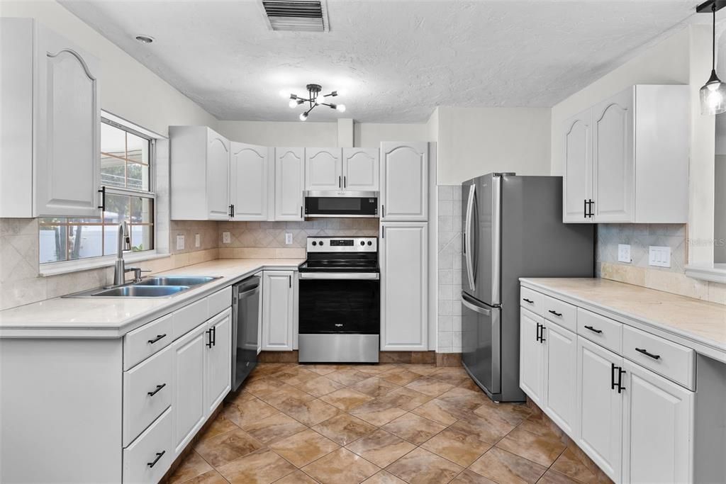 For Sale: $385,000 (2 beds, 1 baths, 1116 Square Feet)