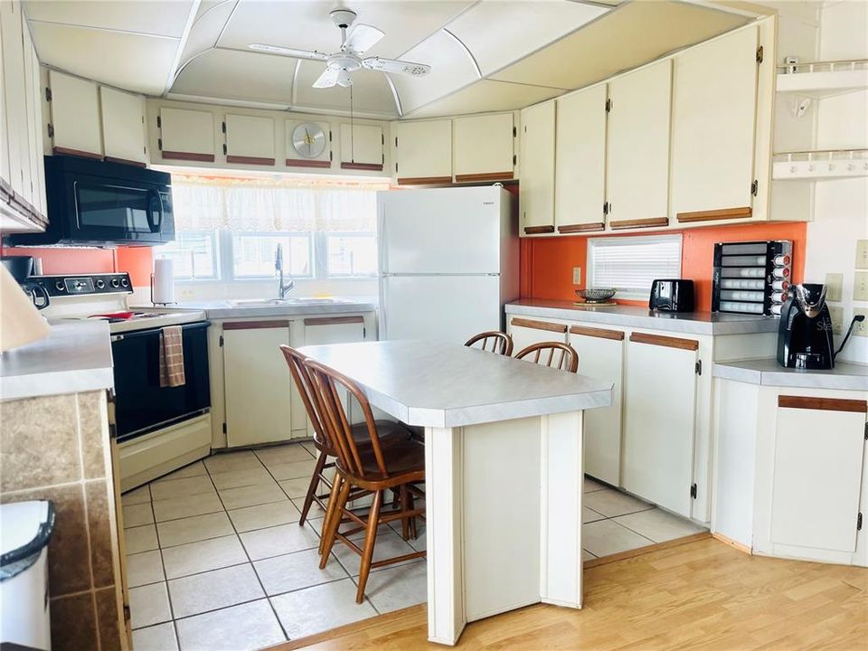 For Sale: $139,000 (2 beds, 2 baths, 870 Square Feet)