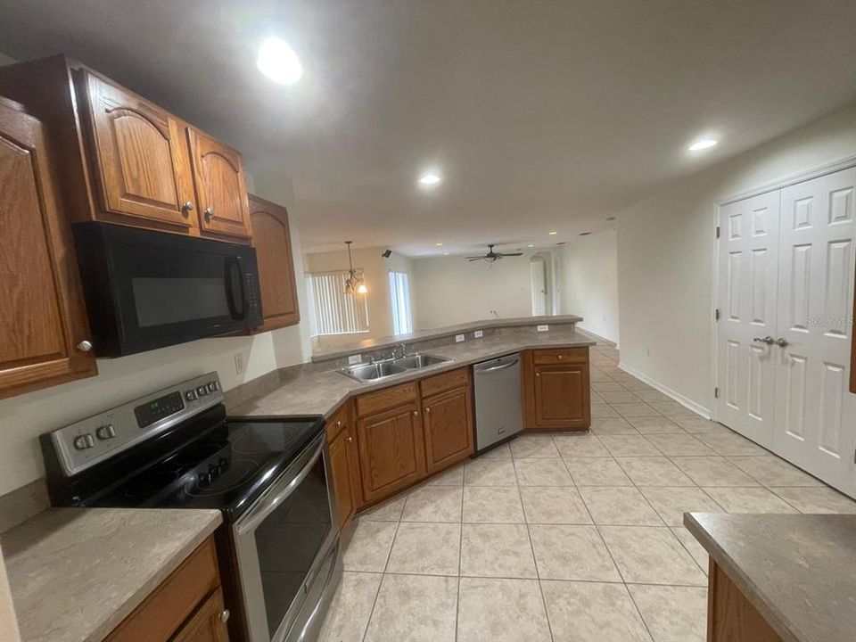 For Rent: $2,500 (4 beds, 3 baths, 2425 Square Feet)