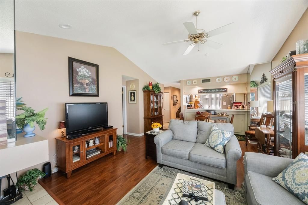 Active With Contract: $249,900 (2 beds, 2 baths, 1078 Square Feet)