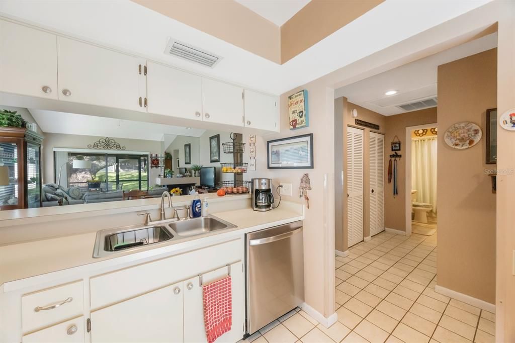 Active With Contract: $249,900 (2 beds, 2 baths, 1078 Square Feet)