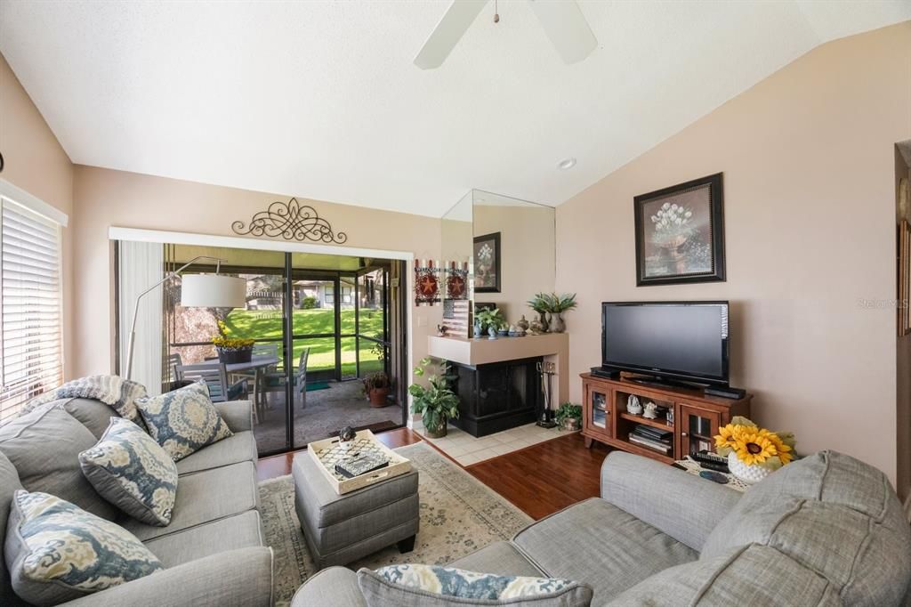 Active With Contract: $249,900 (2 beds, 2 baths, 1078 Square Feet)