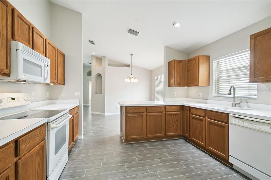 Active With Contract: $414,900 (3 beds, 2 baths, 1640 Square Feet)