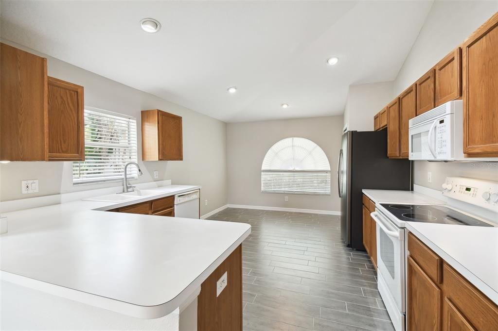 Kitchen w Breakfast Nook