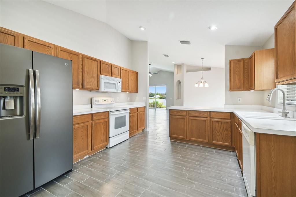 Active With Contract: $414,900 (3 beds, 2 baths, 1640 Square Feet)