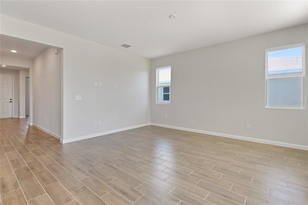 Под контрактом: $339,950 (3 спален, 2 ванн, 1700 Квадратных фут)