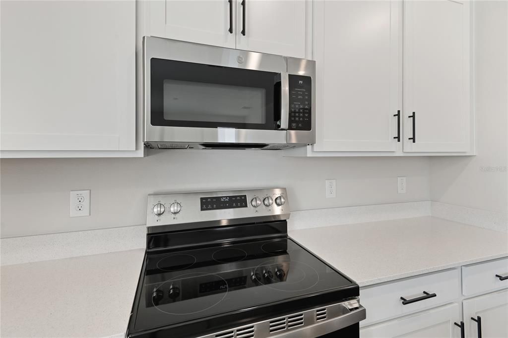 Под контрактом: $339,950 (3 спален, 2 ванн, 1700 Квадратных фут)