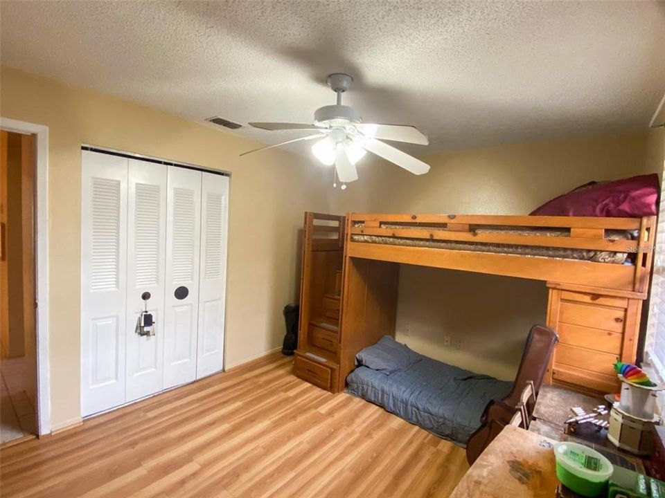 For Sale: $99,999 (2 beds, 1 baths, 894 Square Feet)