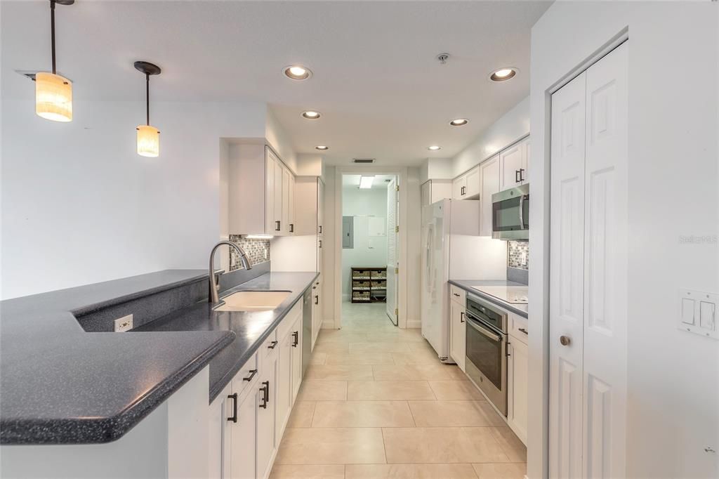 For Sale: $399,000 (1 beds, 1 baths, 1015 Square Feet)