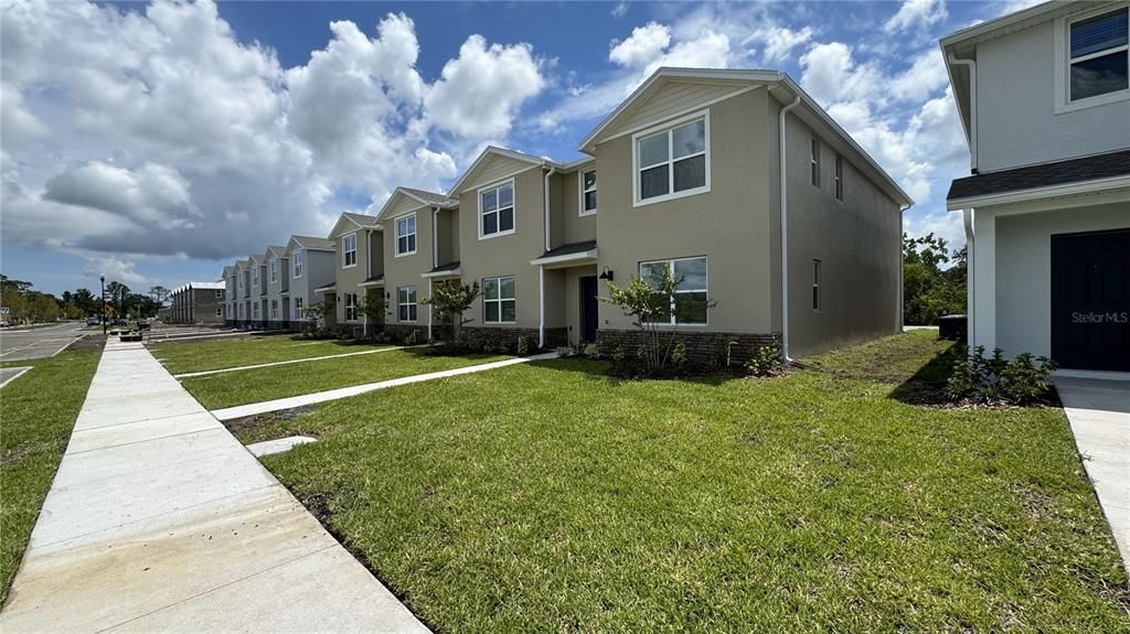 Active With Contract: $2,300 (3 beds, 2 baths, 1488 Square Feet)