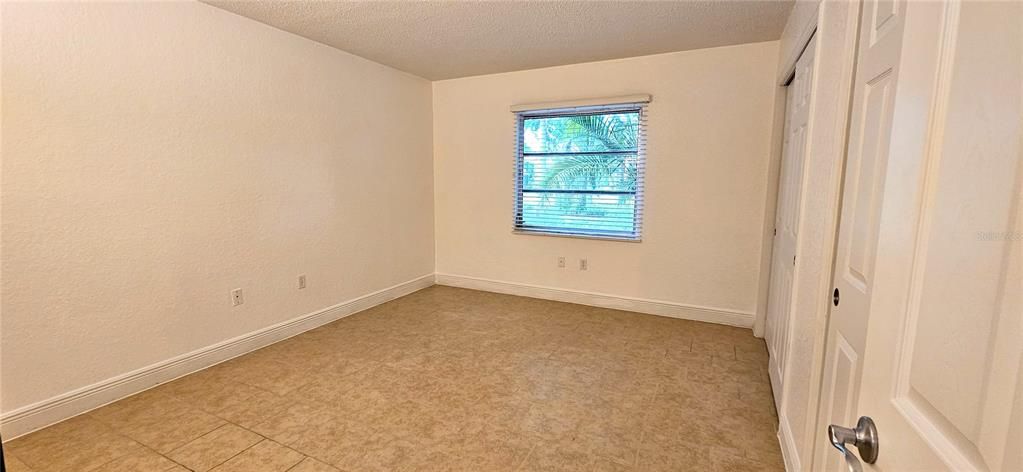 Active With Contract: $195,000 (2 beds, 1 baths, 865 Square Feet)