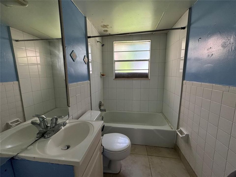 For Sale: $100,000 (3 beds, 1 baths, 824 Square Feet)