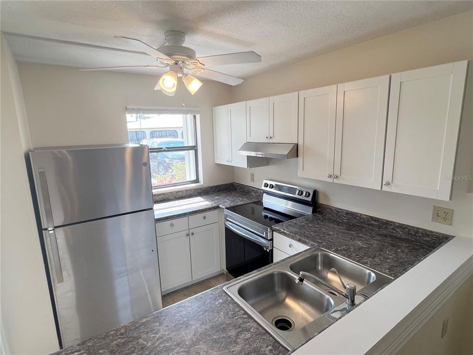 For Rent: $1,450 (2 beds, 2 baths, 884 Square Feet)