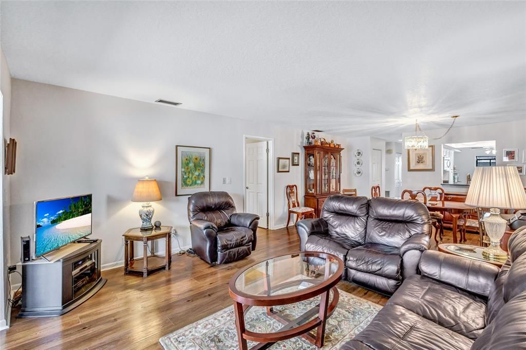 For Sale: $316,990 (2 beds, 2 baths, 1140 Square Feet)