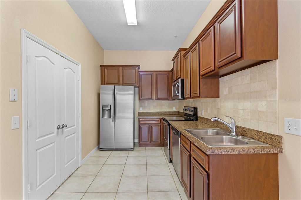 For Sale: $289,000 (2 beds, 2 baths, 1216 Square Feet)