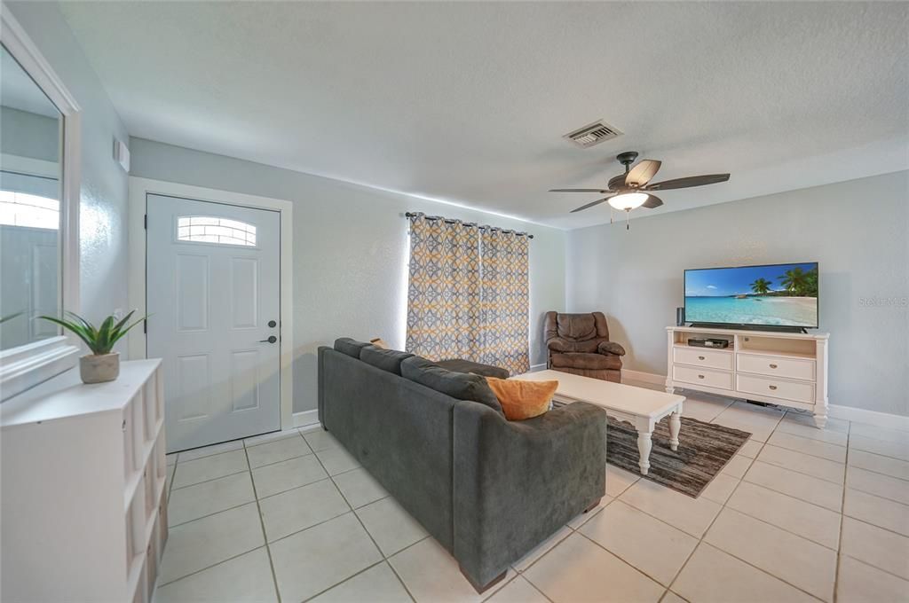 For Sale: $265,000 (2 beds, 2 baths, 968 Square Feet)