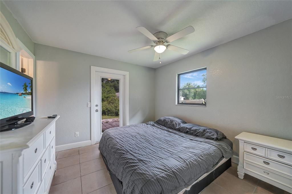For Sale: $265,000 (2 beds, 2 baths, 968 Square Feet)