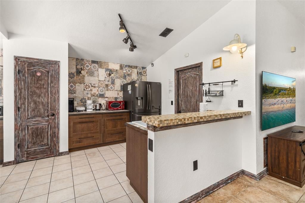 For Sale: $400,000 (3 beds, 3 baths, 1536 Square Feet)