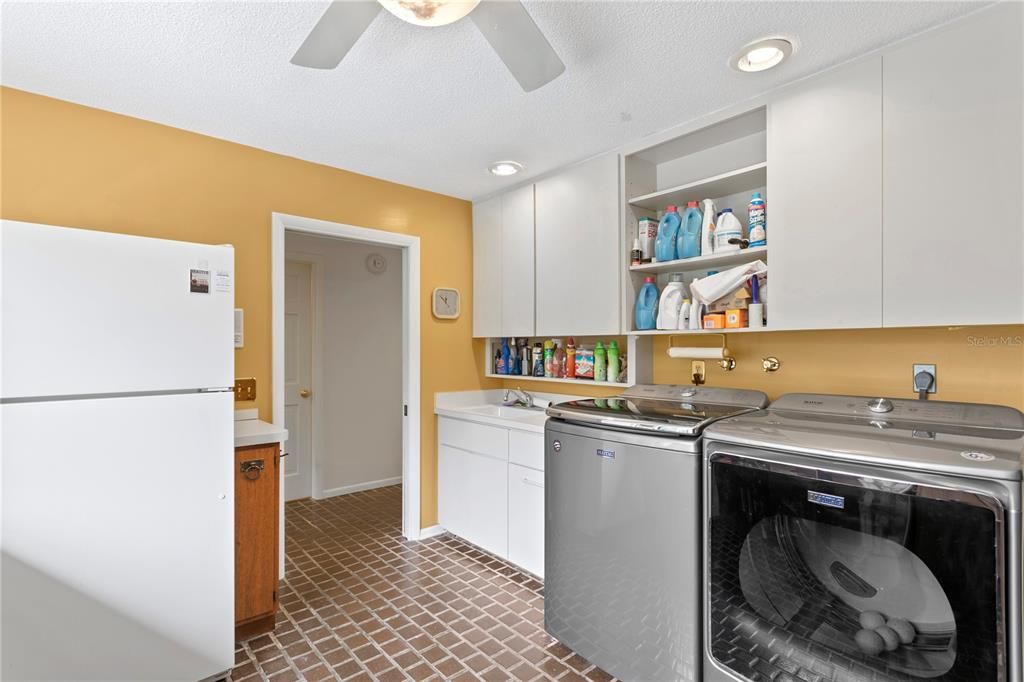 Active With Contract: $1,200,000 (3 beds, 2 baths, 4070 Square Feet)