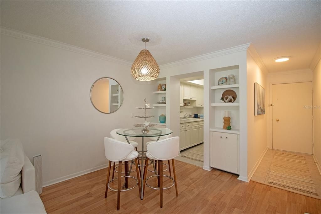 For Sale: $140,000 (1 beds, 1 baths, 690 Square Feet)