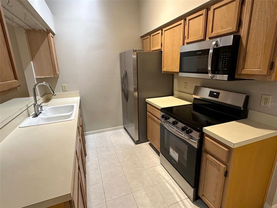 Active With Contract: $314,900 (3 beds, 2 baths, 1156 Square Feet)