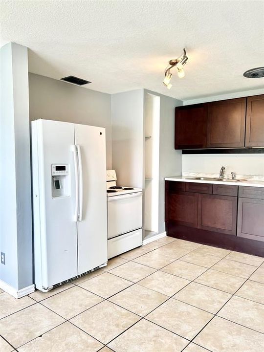 For Rent: $1,800 (3 beds, 2 baths, 1240 Square Feet)