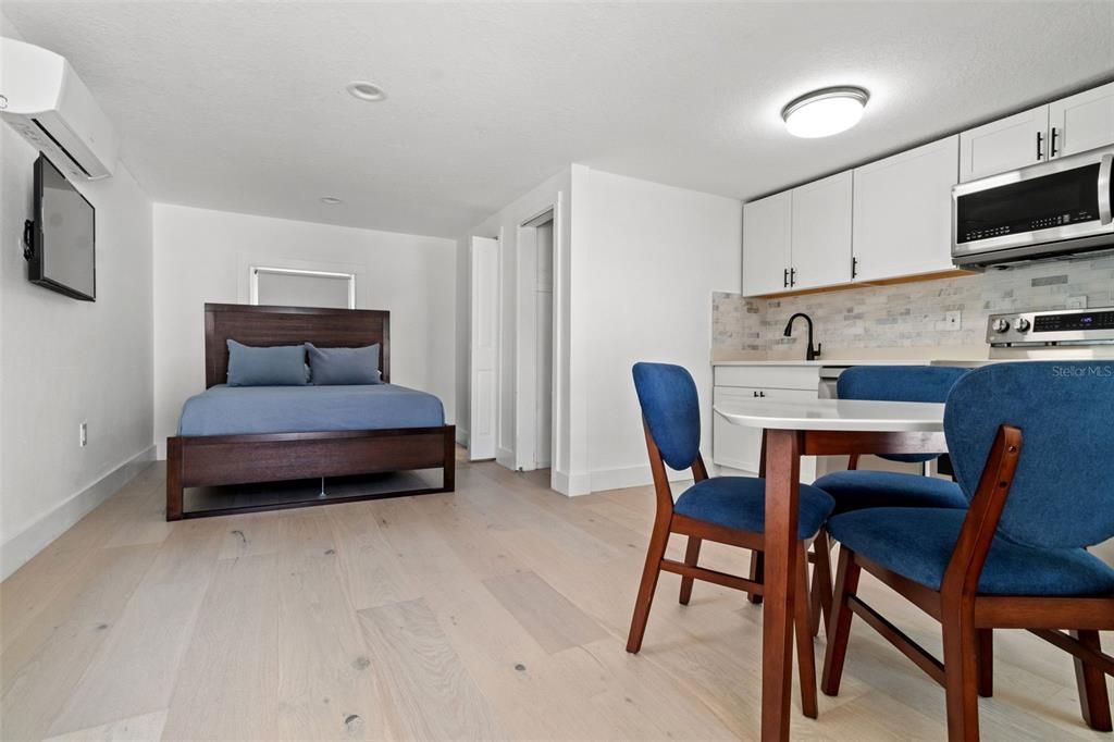 Active With Contract: $1,650 (1 beds, 1 baths, 672 Square Feet)