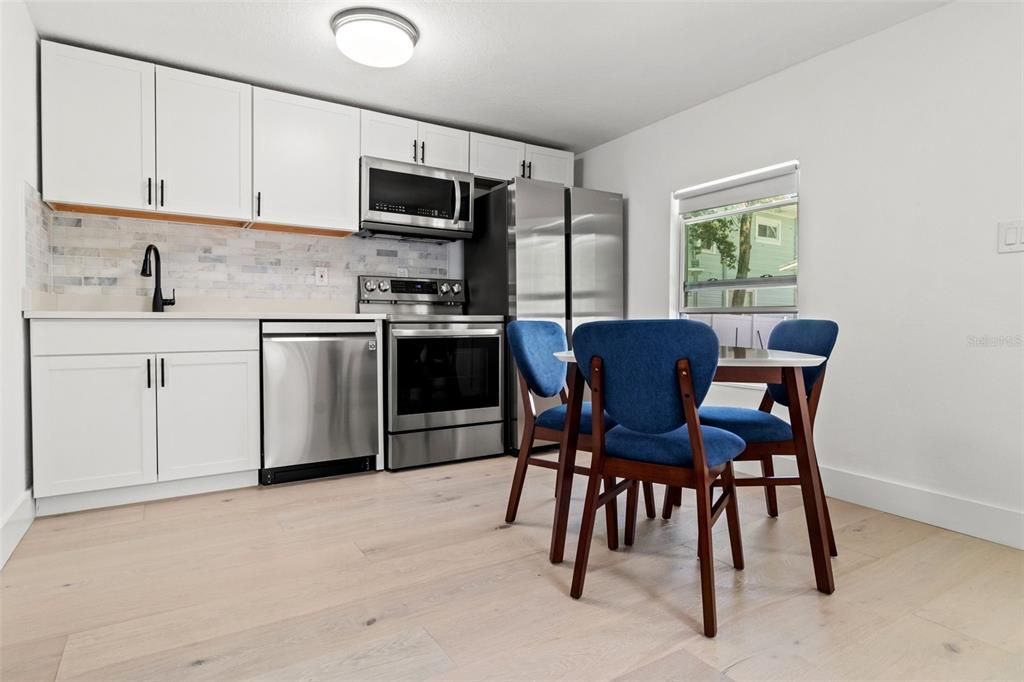 Active With Contract: $1,650 (1 beds, 1 baths, 672 Square Feet)