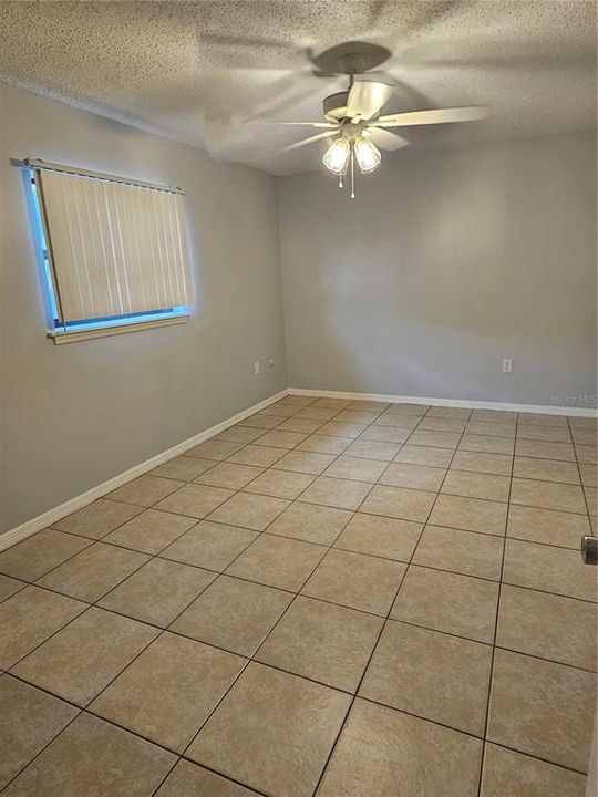 For Rent: $1,400 (2 beds, 1 baths, 950 Square Feet)