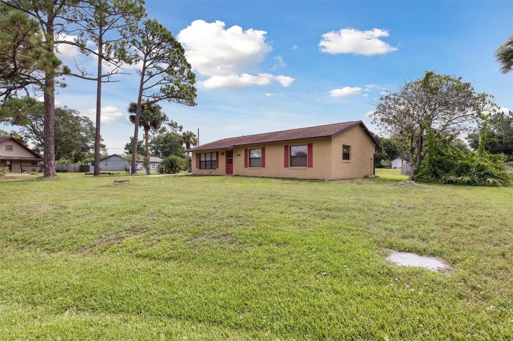 For Sale: $250,000 (3 beds, 2 baths, 1300 Square Feet)