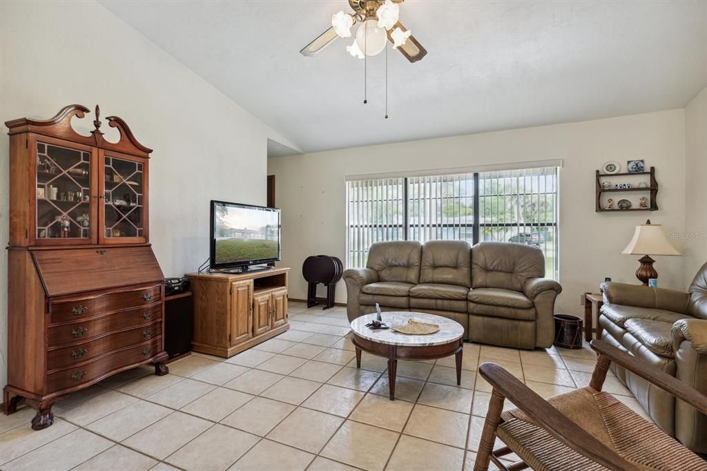 For Sale: $250,000 (3 beds, 2 baths, 1300 Square Feet)