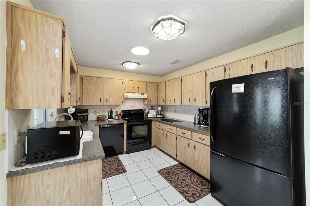 Active With Contract: $169,900 (2 beds, 2 baths, 1223 Square Feet)