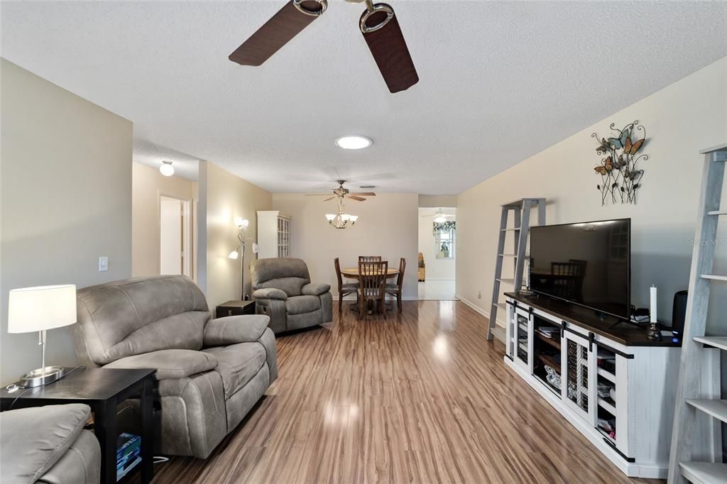 Active With Contract: $169,900 (2 beds, 2 baths, 1223 Square Feet)