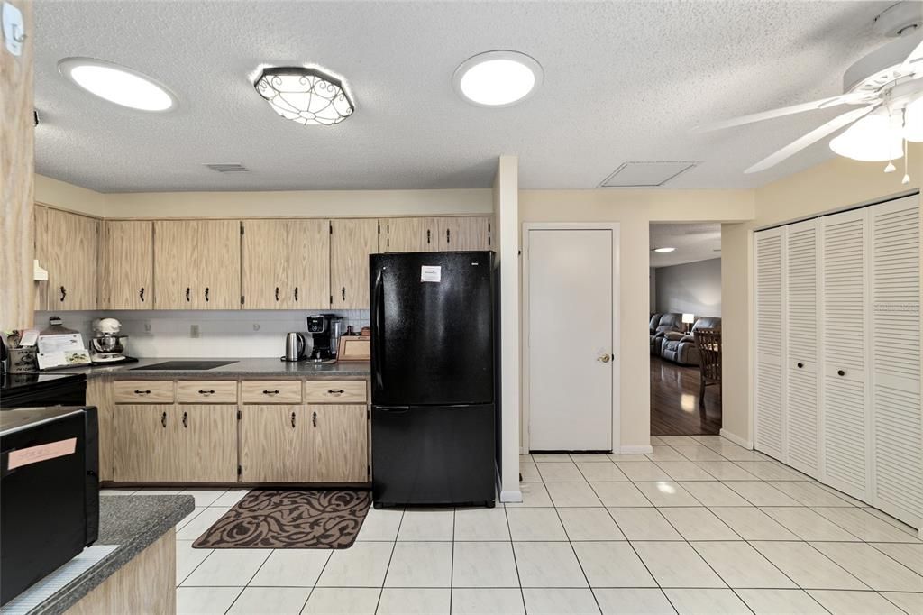 Active With Contract: $169,900 (2 beds, 2 baths, 1223 Square Feet)