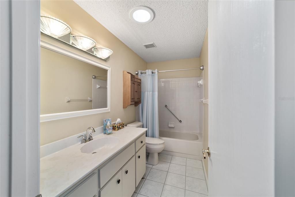 Active With Contract: $169,900 (2 beds, 2 baths, 1223 Square Feet)