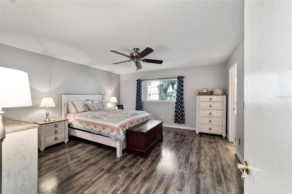 Active With Contract: $169,900 (2 beds, 2 baths, 1223 Square Feet)