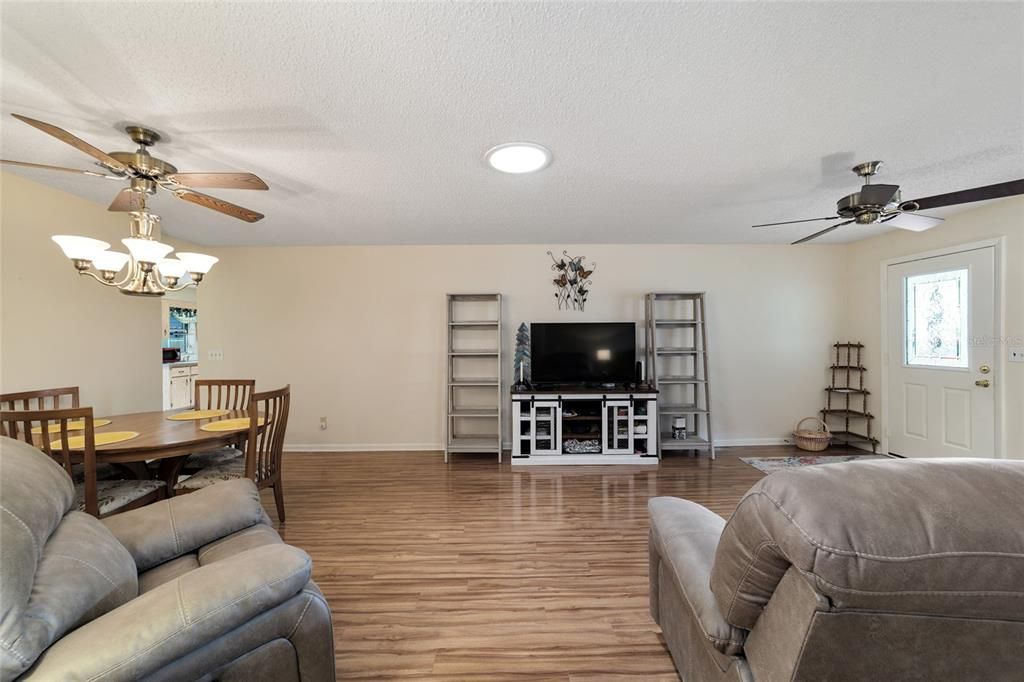 Active With Contract: $169,900 (2 beds, 2 baths, 1223 Square Feet)