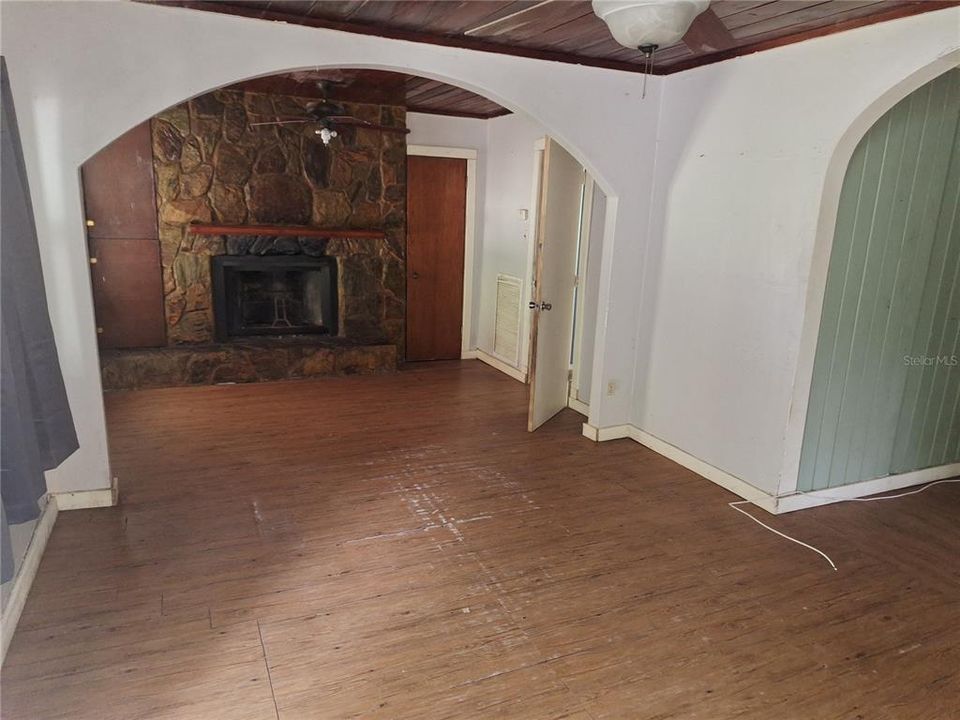 For Sale: $250,000 (2 beds, 1 baths, 694 Square Feet)