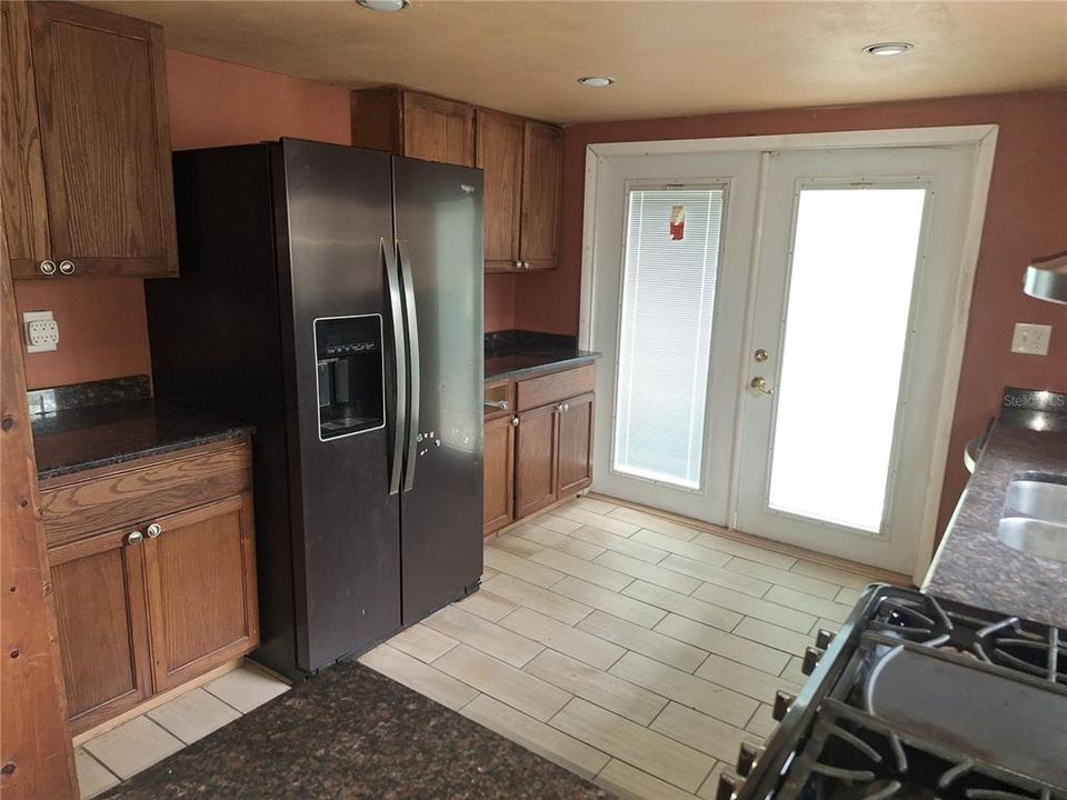 For Sale: $250,000 (2 beds, 1 baths, 694 Square Feet)