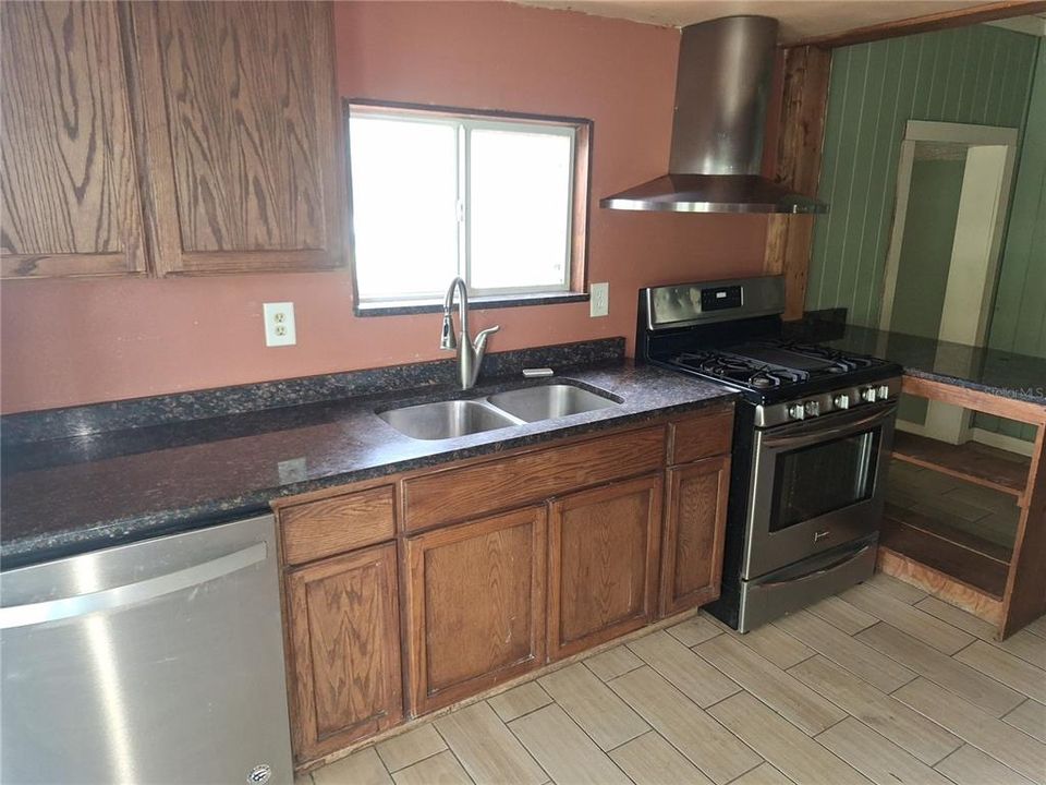 For Sale: $250,000 (2 beds, 1 baths, 694 Square Feet)