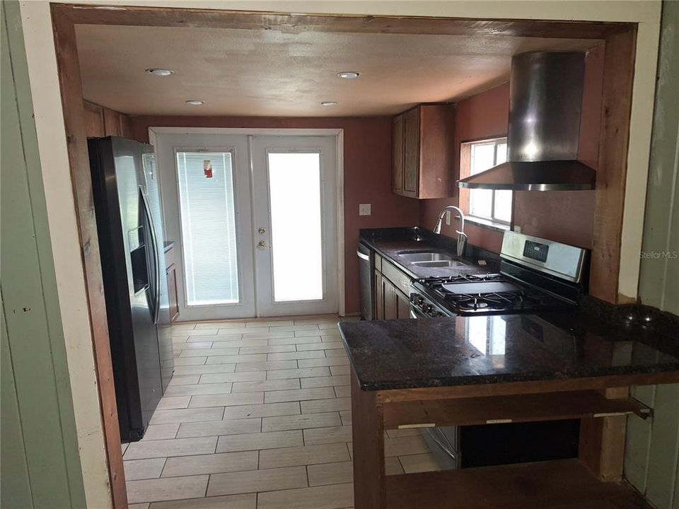 For Sale: $250,000 (2 beds, 1 baths, 694 Square Feet)