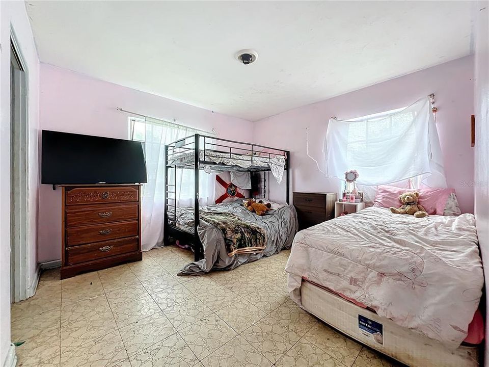 For Sale: $250,000 (3 beds, 2 baths, 1599 Square Feet)